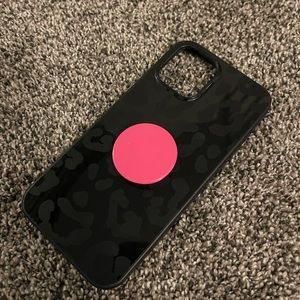 All black leopard case with removable hot pink pop socket